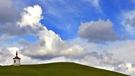 Wechselhaftes Aprilwetter mit Wolken, Regen und (kaum) Sonnenschein bestimmt im Juni die Wetterlage in Bayern. Foto: Karl-Josef Hildenbrand / dpa