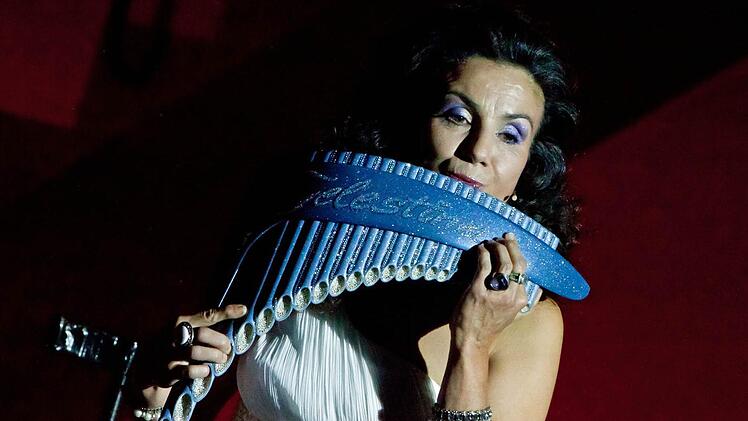 Mit ihrer Kristall-Panflöte verzaubert Daniela dé Santos das Publikum in der Coburger Heilig-Kreuz-Kirche. Foto: Jochen Berger