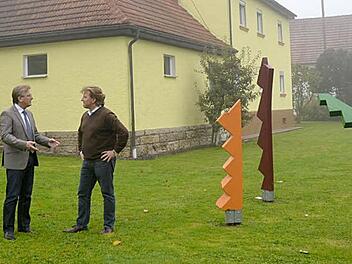 Bürgermeister Rainer Detsch - hier links in Diskussion mit Bernd Büttner - ist begeistert von der Atmosphäre, die der Garten der zukünftigen Senioren-Wohnanlage schon jetzt ausstrahle. In dem ehemaligen Bauernhof sollen acht "Partien" schöne Wohnräume erhalten. Foto: eh