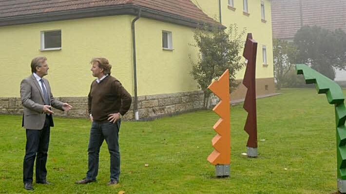 Bürgermeister Rainer Detsch - hier links in Diskussion mit Bernd Büttner - ist begeistert von der Atmosphäre, die der Garten der zukünftigen Senioren-Wohnanlage schon jetzt ausstrahle. In dem ehemaligen Bauernhof sollen acht "Partien" schöne Wohnräume erhalten. Foto: eh