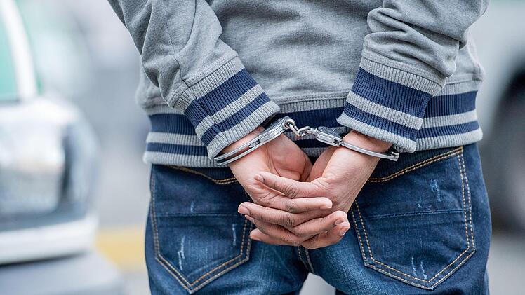 In Nordrhein-Westfalen nahm die Polizei zehn Jugendliche fest. Im Vorfeld hatte es wohl eine Auseinandersetzung zweier Gruppen gegeben.  Symbolbild: Bernd von Jutrczenka/dpa