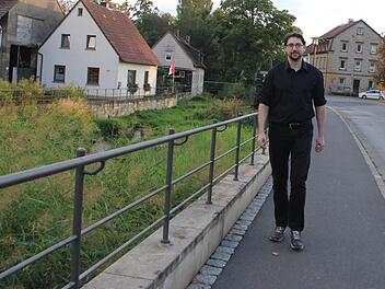 Patrick Geßner, AfD-Landtagskandidat für den Stimmkreis Haßberge/Rhön-Grabfeld, bei seinem Besuch in Zeil. Foto: Andreas Lösch