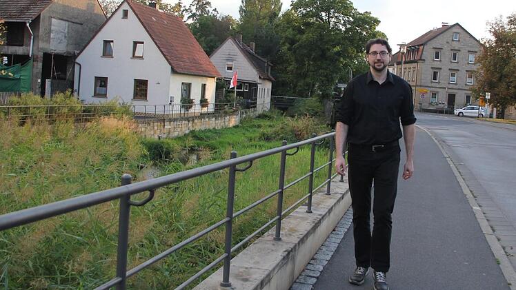 Patrick Geßner, AfD-Landtagskandidat für den Stimmkreis Haßberge/Rhön-Grabfeld, bei seinem Besuch in Zeil. Foto: Andreas Lösch