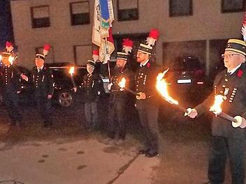 Fahnenparade mit Fackeln Fotos: Klaus-Peter Wulf