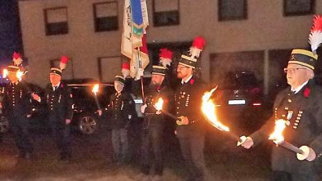 Fahnenparade mit Fackeln Fotos: Klaus-Peter Wulf