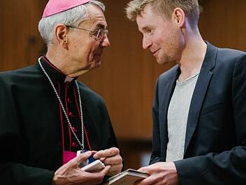 Erzbischof Ludwig Schick dankte Festredner Erik Flügge mit den Worten: "Sie waren so gut, Sie dürfen wiederkommen!"  Foto: Hendrik