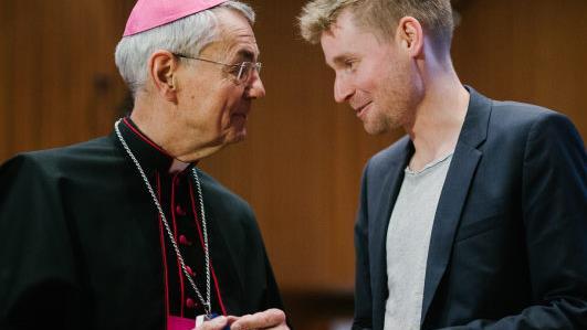 Erzbischof Ludwig Schick dankte Festredner Erik Flügge mit den Worten: "Sie waren so gut, Sie dürfen wiederkommen!"  Foto: Hendrik