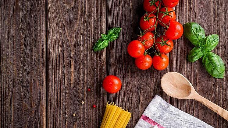Gutes Essen muss nicht zwingend teuer sein: Wer richtig einkauft und selber kocht, kann einiges an Geld sparen. Symbolfoto: Daria-Yakovleva