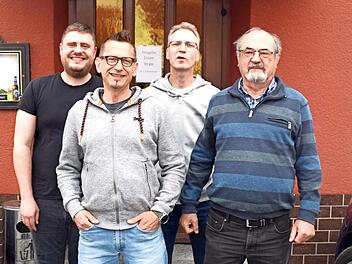 Der neue und wiedergewählte Vorstand der Modellfliegergruppe (v. l.): Philipp Dorsch (Schriftführer), Fabian Thiem (neuer Vorsitzender), Sven Kupfer (Kassierer) und Heinrich Windischmann (neuer Zweiter Vorsitzender). Beim Termin verhindert war der Jugendvertreter Julian Schmidt.