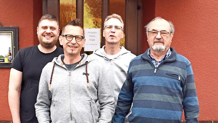 Der neue und wiedergewählte Vorstand der Modellfliegergruppe (v. l.): Philipp Dorsch (Schriftführer), Fabian Thiem (neuer Vorsitzender), Sven Kupfer (Kassierer) und Heinrich Windischmann (neuer Zweiter Vorsitzender). Beim Termin verhindert war der Jugendvertreter Julian Schmidt.