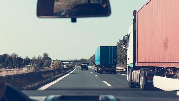 "Ausflug ins Bankett" - Fahrer (19) kollidiert mit Lkw auf A70