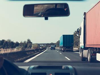 "Ausflug ins Bankett" - Fahrer (19) kollidiert mit Lkw auf A70