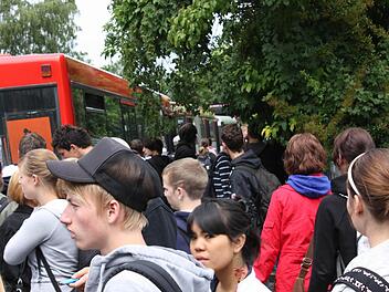 Alle wollen nach Schulschluss in den ersten Bus - wie hier vor der Realschule. Das führt zwangsläufig zu Geschubse und überfüllten Fahrzeugen.