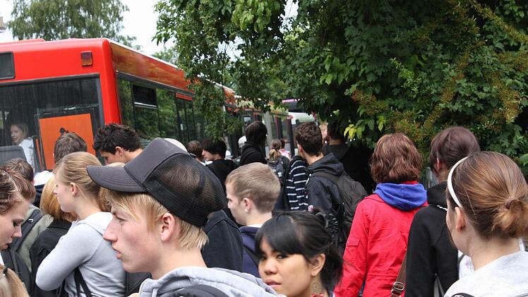 Alle wollen nach Schulschluss in den ersten Bus - wie hier vor der Realschule. Das führt zwangsläufig zu Geschubse und überfüllten Fahrzeugen.