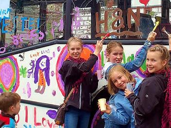Einen Bus bemalen sie nicht alle Tage: Helen, Rebecca, Sarah und Anna Schneider kommen aus Bad Kissingen und aus Ziegelsdorf.  Fotos: Gabi Arnold