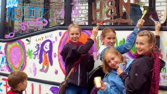 Einen Bus bemalen sie nicht alle Tage: Helen, Rebecca, Sarah und Anna Schneider kommen aus Bad Kissingen und aus Ziegelsdorf.  Fotos: Gabi Arnold