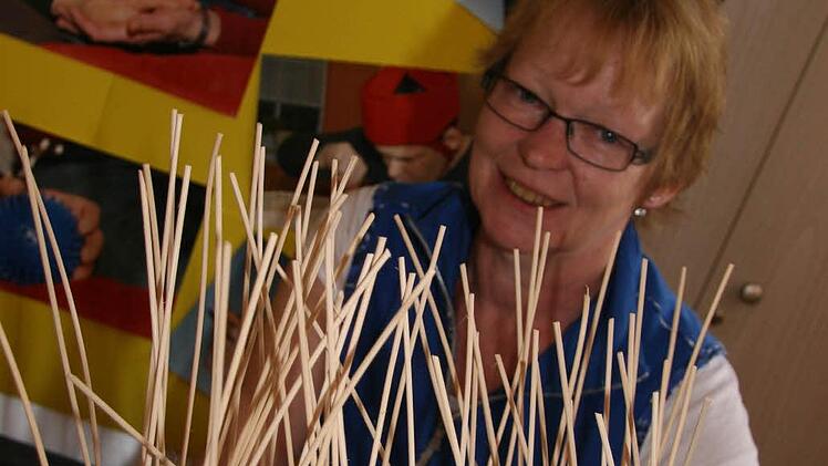 Ergotherapeutin Bärbel Böhm-Welsch flechtet mit den Bewohnern Körbe oder webt Kissen. "Es sind viele Dinge von Erfolg gekrönt, man muss sich auch über kleine Schritte freuen", erklärt sie.