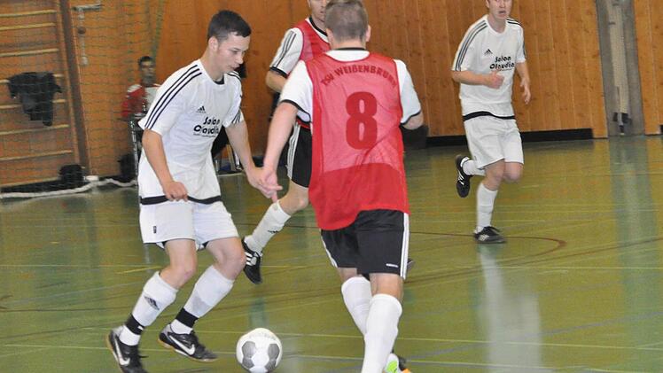 Im erstmals durchgeführten Spiel um Platz 3 besiegte der TSF Theisenort (weiße Trikots) den TSV Weißenbrunn nach 6-Meter-Schießen und qualifizierte sich somit für die Hallenkreismeisterschaft.