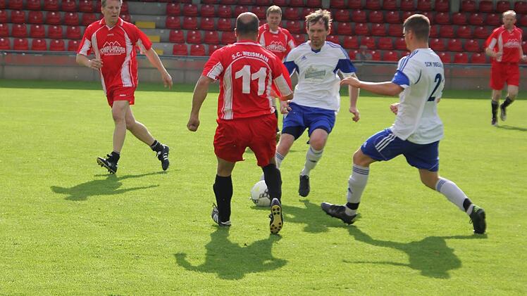Die beiden Mannschaften lieferten sich packende, aber stets faire Duelle. Im Bild von rechts nach links: Matthias Klein und Dominik Fischer vom SCWO sowie die Altstars Udo Schreiber und Folker Frosch. Foto: Andreas Schmitt