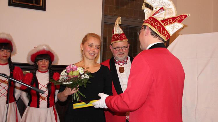 Steffi Schick wurde als Regisseurin des Kinderbüttenabends von Vizepräsident Andreas Bauer (rechts) verabschiedet.  Foto: Friedwald Schedel