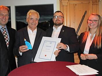 Der Vorsitzende von Kronach Creativ, Rainer Kober (Zweiter von links), wurde mit dem "Mittelstandshelden" ausgezeichnet. Mit im Bild: Landrat Klaus Löffler, Sebastian Döberl und Annemarie Christel Foto: V. Schadeck