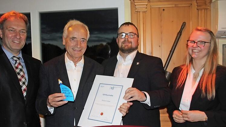 Der Vorsitzende von Kronach Creativ, Rainer Kober (Zweiter von links), wurde mit dem "Mittelstandshelden" ausgezeichnet. Mit im Bild: Landrat Klaus Löffler, Sebastian Döberl und Annemarie Christel Foto: V. Schadeck