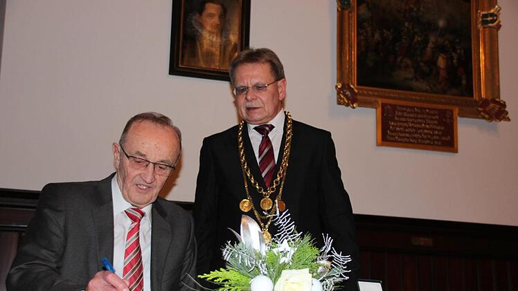 Mit Karl H. Fick (l.) wurde nicht nur ein Urgestein des Kronacher Stadtrats, sondern auch eine Säule des Ehrenamts in der Kreisstadt von Bürgermeister Wolfgang Beiergrößlein gewürdigt.Anna-Lena Deuerling