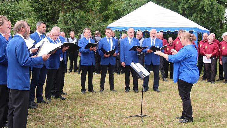 Unter anderem brachte der Männergesangverein Liederkranz Heilgersdorf mit Chorleiterin Stephanie Fischer-Liebl dem Nachbardorf ein Ständchen. Foto: Bettina Knauth