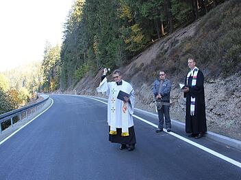 Pater Jan Poja (links) und sein evangelischer Kollege Andreas Krauter bei der Segnung der Lamitztalstraße.Veronika Schadeck