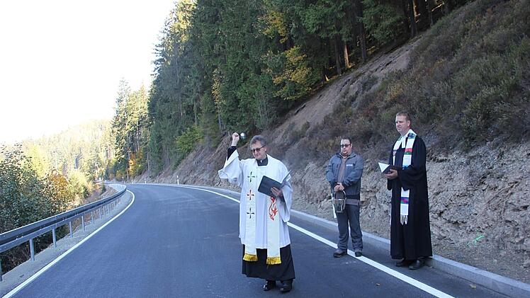 Pater Jan Poja (links) und sein evangelischer Kollege Andreas Krauter bei der Segnung der Lamitztalstraße.Veronika Schadeck