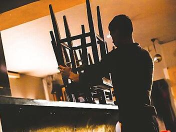 Die dunkle Seite einer Branche: In vielen Kneipen, Restaurants und Hotels wird noch immer der Mindestlohn unterlaufen. Die Gewerkschaft NGG fordert mehr Betriebskontrollen durch den Zoll. Foto: Tobias Seiffert/NGG