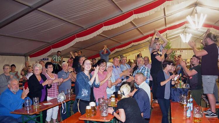 Ausgelassene Stimmung herrschte schon am Donnerstagabend beim Bieranstich im Festzelt.Heike Schülein