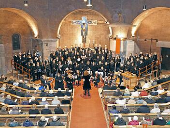 Blick in die voll besetzte Erlöserkirche und auf die Chöre samt Orchester, die den Gottesdienst am Reformationstag mitgestalteten Foto: mkh