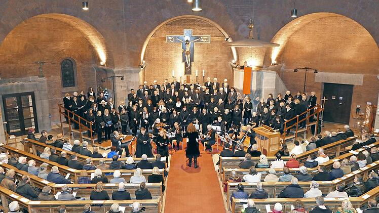 Blick in die voll besetzte Erlöserkirche und auf die Chöre samt Orchester, die den Gottesdienst am Reformationstag mitgestalteten Foto: mkh