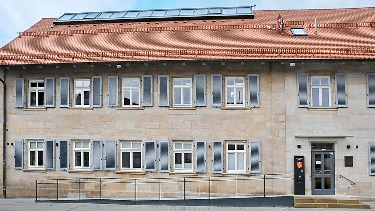 Das Rathaus in Langensendelbach ist saniert worden. Fotos: Karl Heinz Wirth