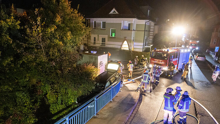 Lichtenfels: Audi kommt von Fahrbahn ab und droht auf Bahngleise zu stürzen