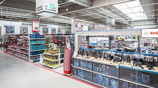 Ein Gang mit Werkzeug und Maschinen in einem Toom-Baumarkt.