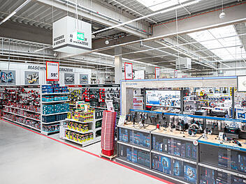 Ein Gang mit Werkzeug und Maschinen in einem Toom-Baumarkt.