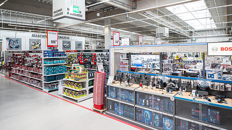 Ein Gang mit Werkzeug und Maschinen in einem Toom-Baumarkt.
