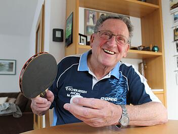 Ernst Warths Leidenschaft ist das Tischtennisspiel. Mit bald 85 Jahren ist er der älteste aktive Spieler im Raum Coburg.  Fotos: Martin Kreklau