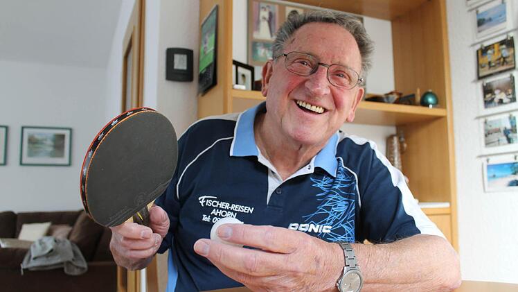 Ernst Warths Leidenschaft ist das Tischtennisspiel. Mit bald 85 Jahren ist er der älteste aktive Spieler im Raum Coburg.  Fotos: Martin Kreklau