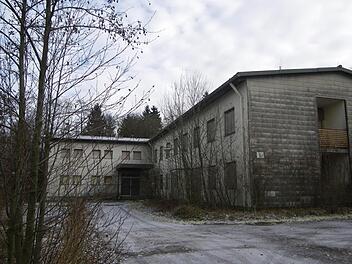 Die ehemalige Rhönkaserne in Oberwildflecken ist nur ein Beispiel dafür, dass die Gemeinde viel Geld in die Hand nehmen muss, um drängende infrastrukturelle Probleme zu lösen.  Foto: Regina Rinke