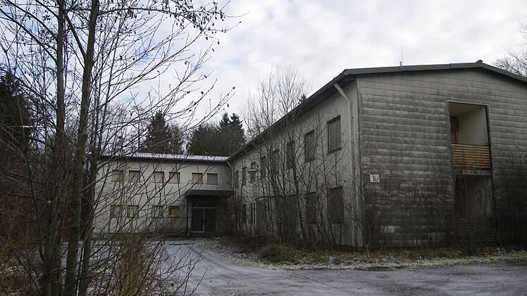 Die ehemalige Rhönkaserne in Oberwildflecken ist nur ein Beispiel dafür, dass die Gemeinde viel Geld in die Hand nehmen muss, um drängende infrastrukturelle Probleme zu lösen.  Foto: Regina Rinke