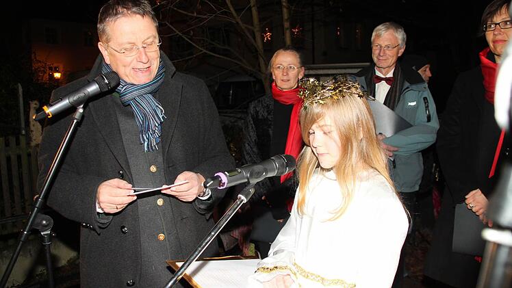 "Christkind" Franka Märkl und OB Henry Schramm eröffnen gemeinsam den Kulmbacher Weihnachtsmarkt. Foto: Stephan Tiroch
