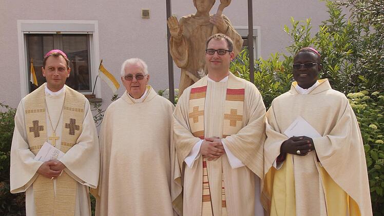Sie gestalteten den Festgottesdienst mit (von links) Weihbischof Herwig Gössl, Pfarrrer Ewald Thoma, Primiziant Christian Montag und Bischof Andre Gueye.