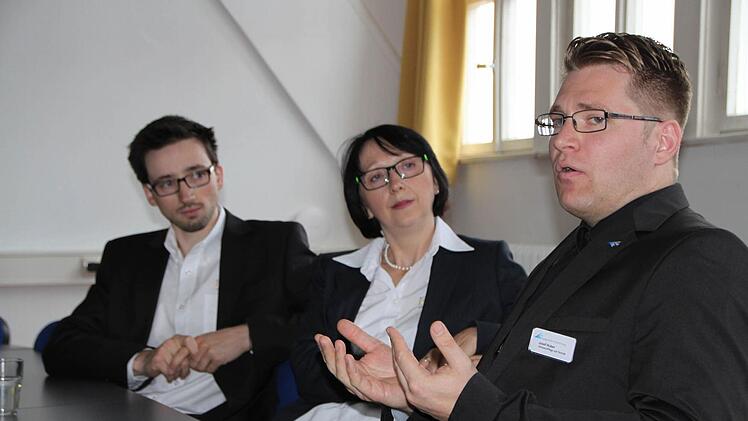 Josef Huber von der Evangelischen Heimstiftung spricht offen ethische Konflikte an, die aus den Möglichkeiten der neuen Sicherheitstechnik entstehen. Im Hintergrund Annette und Alexander Martin. Foto: Ulrike Müller