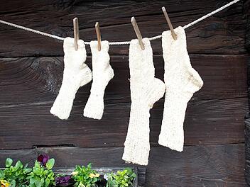 Schon wieder selbstgestrickte Socken von der Patentante bekommen? Vielleicht kann ja sie jemand anderer brauchen. Einfach mal zum Tausch anbieten auf der FT-Bamberg-Facebookseite.  Foto: dpa/Patrick Pleul