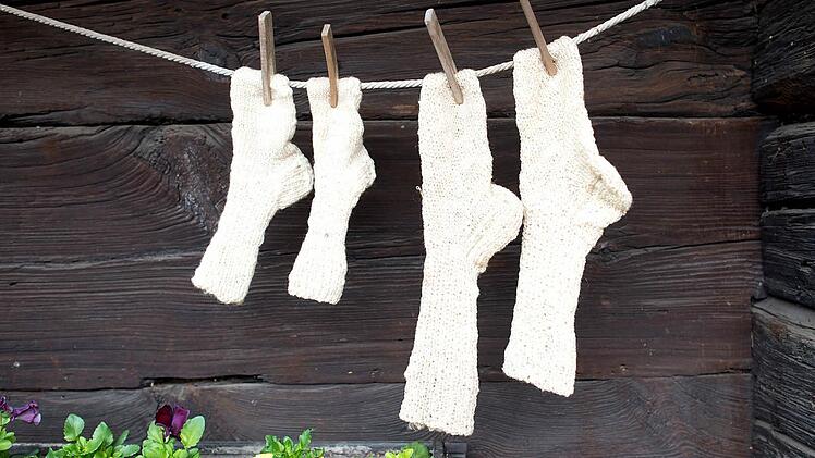 Schon wieder selbstgestrickte Socken von der Patentante bekommen? Vielleicht kann ja sie jemand anderer brauchen. Einfach mal zum Tausch anbieten auf der FT-Bamberg-Facebookseite.  Foto: dpa/Patrick Pleul