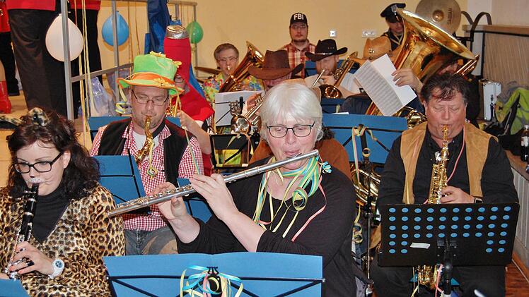Faschingstreiben im Tattersall.  Foto: Sigismund von Dobschütz