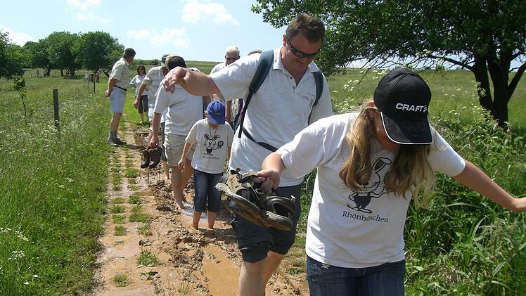 Ganz schön nass: Viel Spaß hatten die Jugendlichen des Rhönklubs bei einem Ausflug zum Barfußpfad in Bad Orb. Foto: Deutsche Wanderjugend im Rhönklub